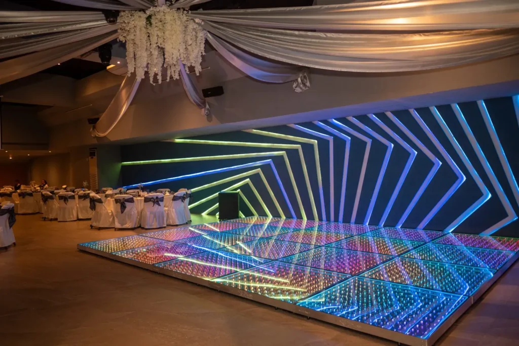 Pista de baile LED encendida frente al muro LED en chevron del Salón Bass
