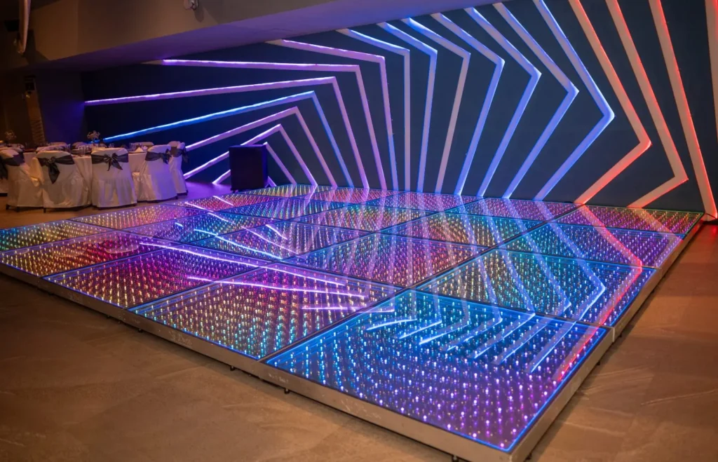 Detalle de la pista de luz LED con efecto de profundidad en tonos magenta y azul
