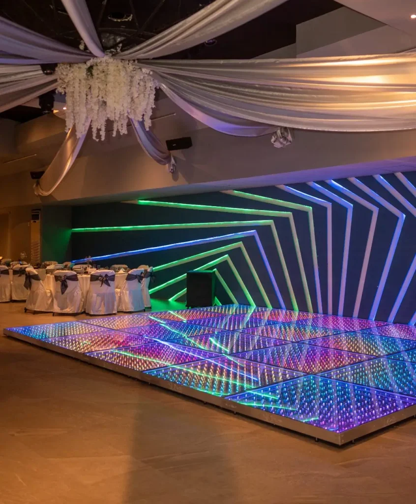 Pista de baile con luz LED del Salón Bass iluminada en tonos azul y verde